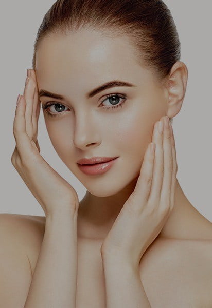 mulher feliz após levantar sobrancelhas