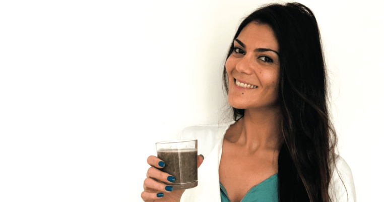 nutricionista mostra copo de sumo detox