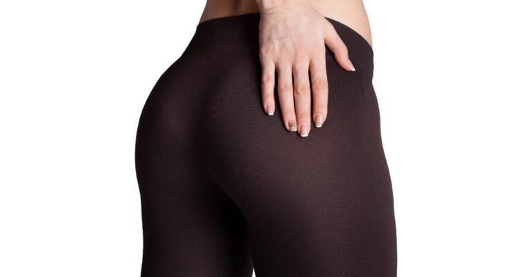 novos glúteos com leggings escuras